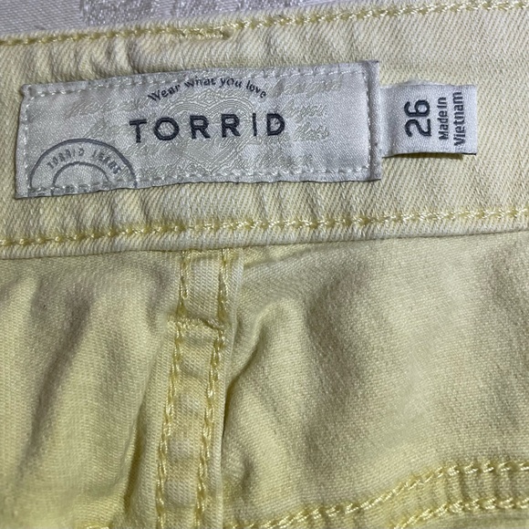 Torrid Cream Distressed Cut Off Raw Hem
Shorts Size 26 - Picture 11 of 11